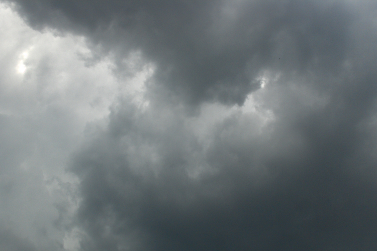 Zivatarok kíséretében enyhül a hőség