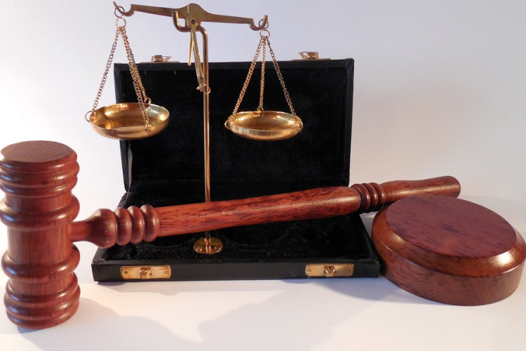 Félmilliárdos adócsalás miatt emeltek vádat egy mobiltelefonokkal kereskedő férfi ellen