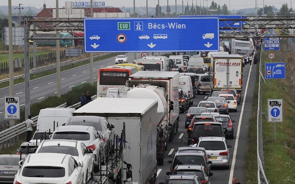 19.00-ra megszűnt a torlódás az M1-es autópályán Hegyeshalomnál