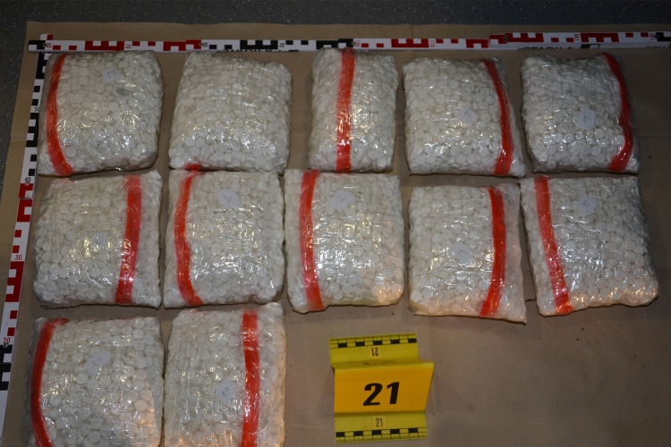 62 kilogramm kábítószert találtak egy autóban az M1-es autópályán