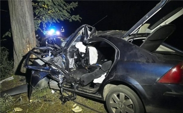 Fának ütközött egy autó Csongrád megyében