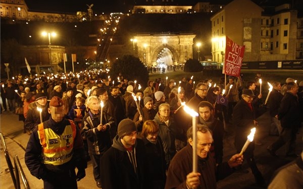 Paksi erőmű - A Sándor-palotánál demonstráltak az Összefogás pártjai