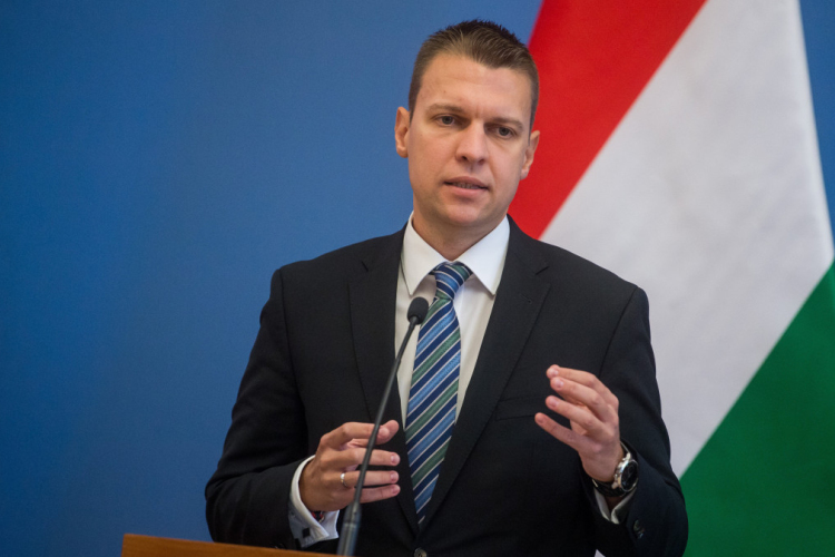 Menczer: marad, sőt bővül a családtámogatás