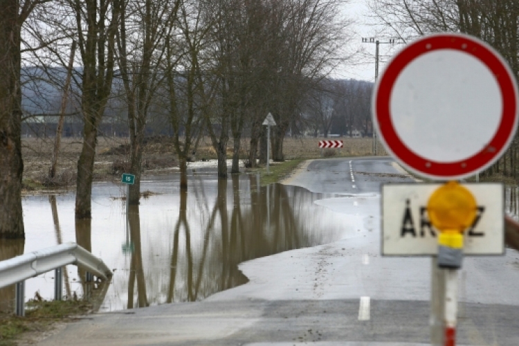 Árvíz - A Rábán már több kilométernyi szakaszon van készültség