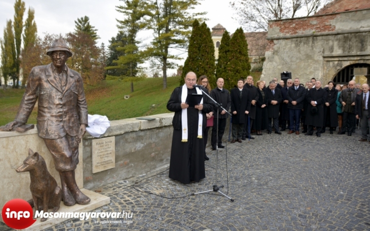 Fekete István szobrot avattak Mosonmagyaróváron