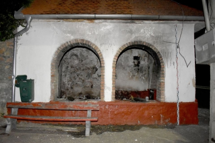 Egy dühöngő felgyújtotta az ikonikus mórágyi buszmegállót