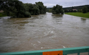 OVF: folytatódik a védekezés a Rábán és a Dunán, több száz vízügyes figyeli a gátak állapotát