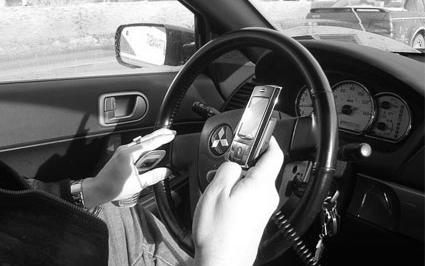 A mobiltelefon vezetés közbeni kinyomása is büntethető