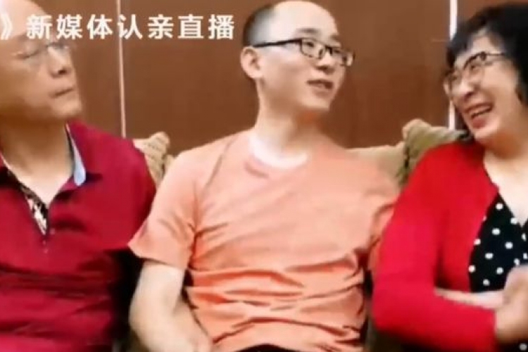Harminckét év után találta meg elrabolt fiát egy kínai pár