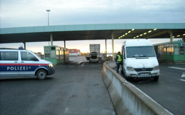 Menekültek a mikrobuszban