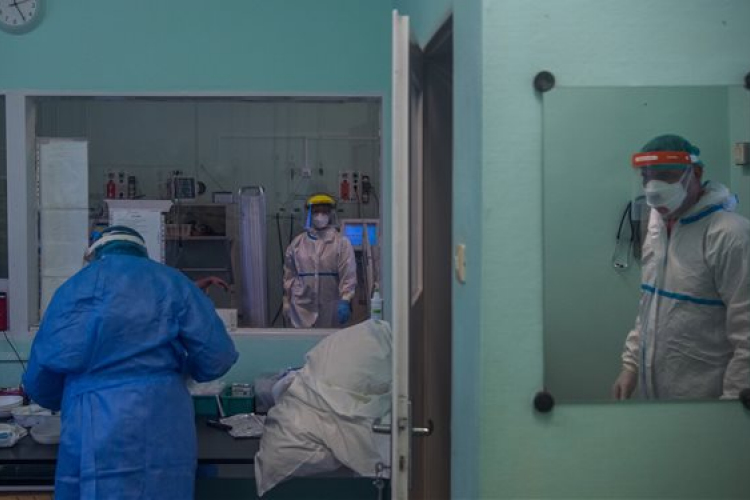 Meghalt két beteg, 64-gyel nőtt a fertőzöttek száma Magyarországon