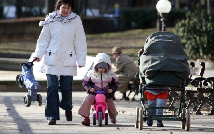 Hoppál: milliós többletjövedelmet hozhat a gyed extra