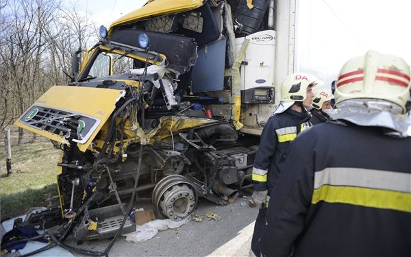 Két kamion egymásba rohant, nagy a torlódás az M5-ösön Inárcsnál