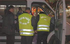 Egy embercsempész és kilenc migráns rendőrkézen