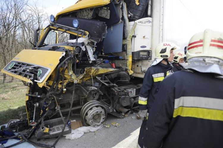 Két kamion egymásba rohant, nagy a torlódás az M5-ösön Inárcsnál