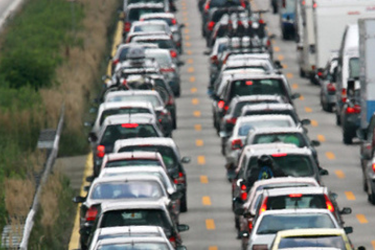 A tehergépjármű forgalom torlódik az M1-es autópályán
