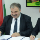 Mosonmagyaróvári sportcsarnok támogatói szerződésének aláírására