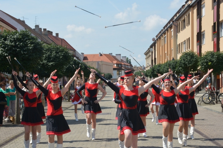 „Béke – barátság” felvonulás (Fotó: Bánhegyi István)