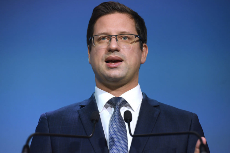 Két és félmillió oltás után kezdődhetnek az enyhítések