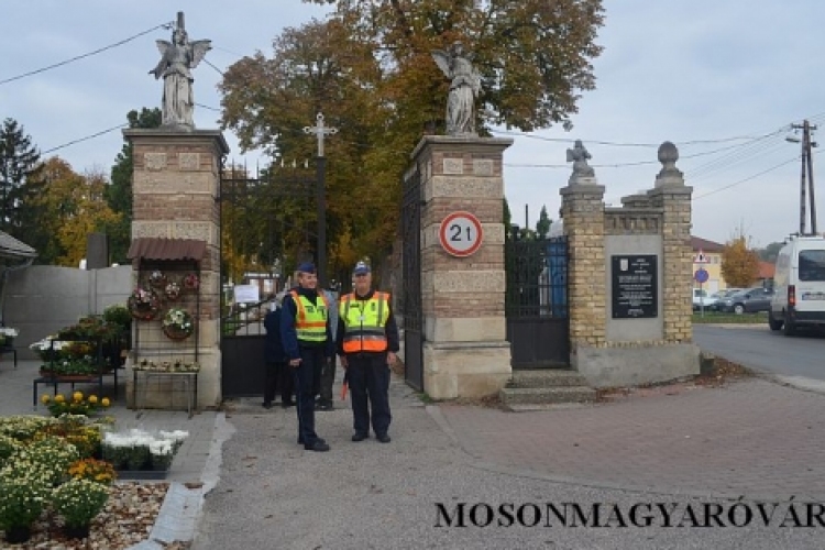 Biztonságban mindenszentek és halottak napján