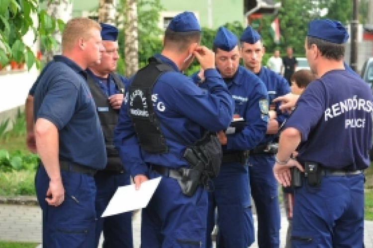 A rendőrség marad
