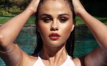 Vizes fürdőruhában pózolt Selena Gomez