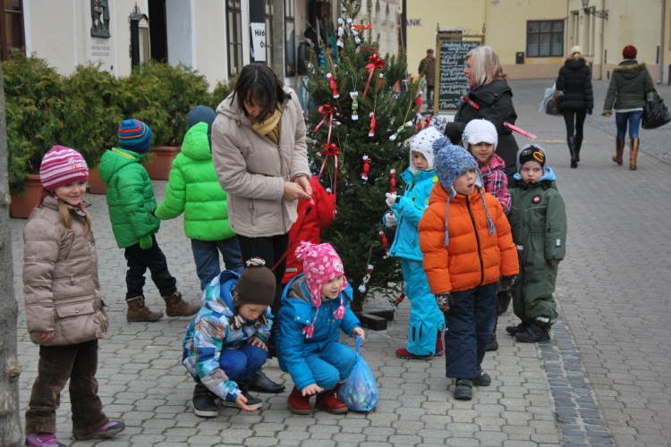 Karácsonyfát díszítettek az óvodások (Fotó: Nagy Mária)