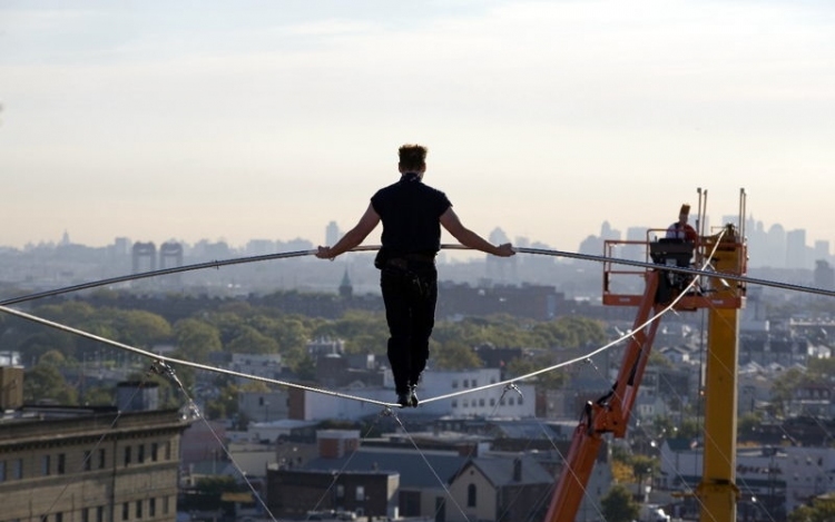 Chicagói felhőkarcolók között egyensúlyozva állított fel új rekordokat Nik Wallenda kötéltáncos