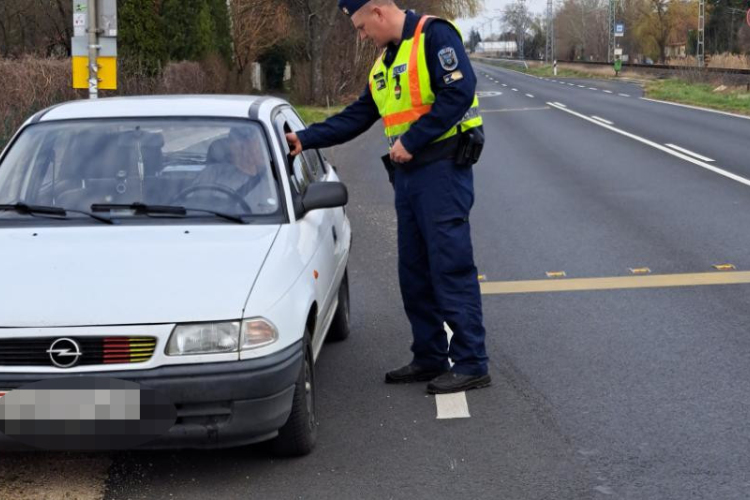 A vezetés közbeni telefonhasználatot ellenőrzi a rendőrség az utakon