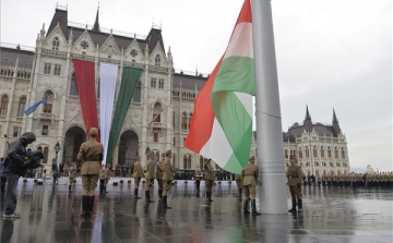 Augusztus 20. - A zászlófelvonással megkezdődtek az ünnepi rendezvények