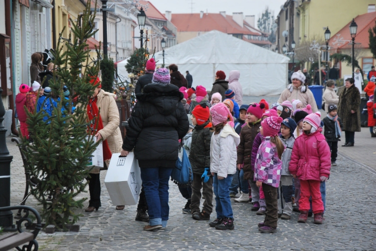 Karácsonyfát díszítettek az óvodások (Fotó: Nagy Mária)