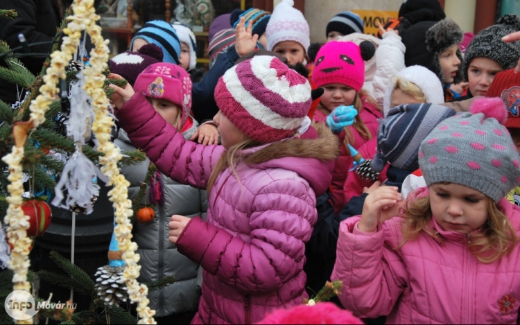 Karácsonyfát díszítettek az óvodások a Magyar utcán
