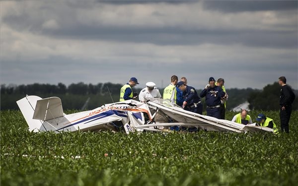 Kisapostagi repülőbaleset - Két férfi vesztette életét