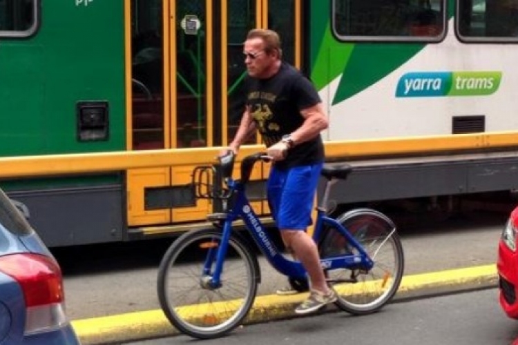 Rendőrök állították meg a sisak nélkül bicikliző Schwarzeneggert Ausztráliában