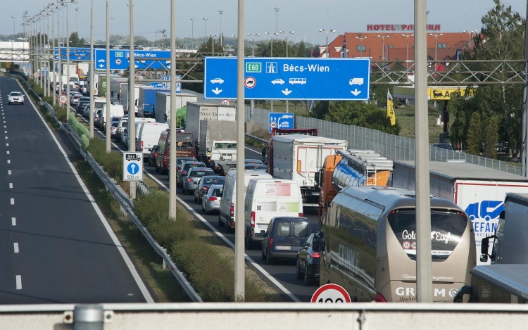 Lassan csökken a torlódás az M1-esen