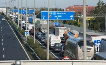 Lassan csökken a torlódás az M1-esen