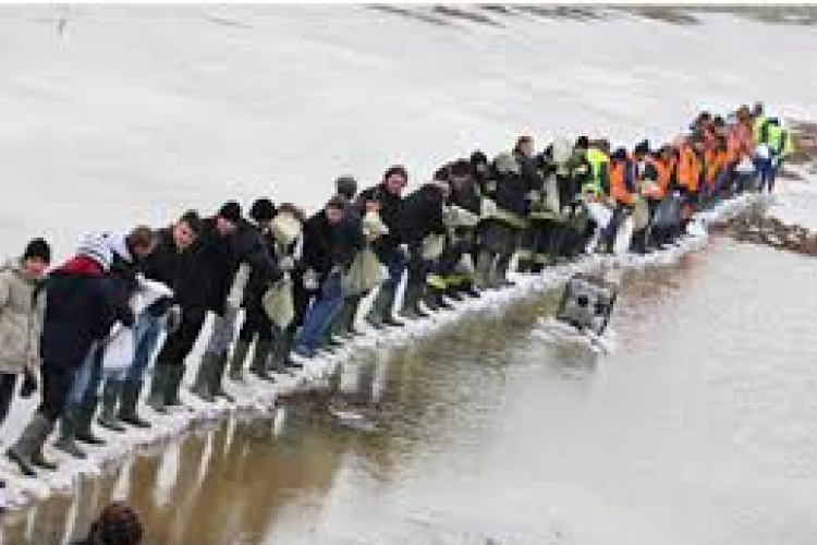 A közeledő vihar miatt minden civil szüntesse be a munkát a gátakon! 