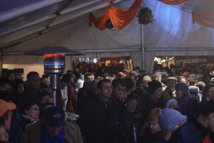 CIVILEK KARÁCSONYA TÉLI FESZTIVÁL ZÁRÓ ÜNNEPSÉGE SZENT GYÖRGY LOVAGREND KARÁCSONYI KALÁCS OSZTÁSA