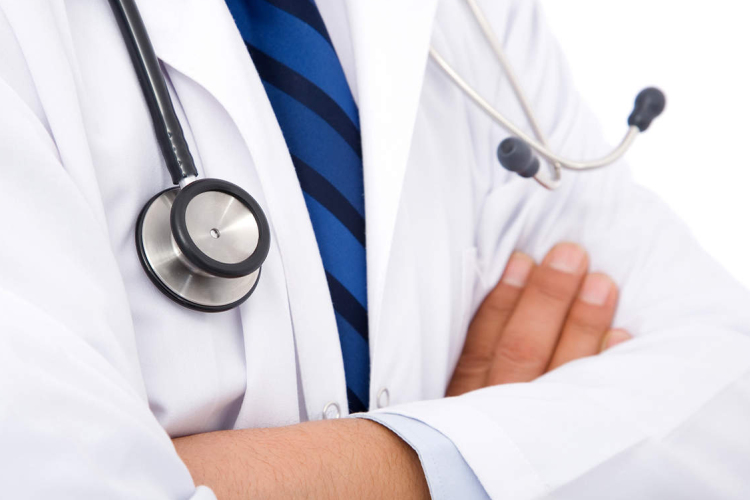 Vesztegetéssel vádoltak meg egy orvost pénzért felírt gyógyszerek miatt