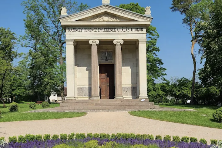 Kertészeti munkát nyert a Jánosik Kft. a Kazinczy Emlékparkban