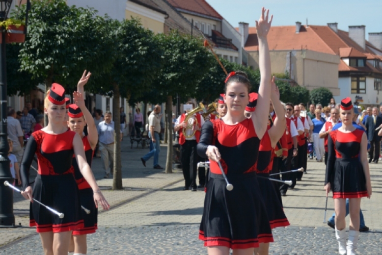 „Béke – barátság” felvonulás (Fotó: Bánhegyi István)