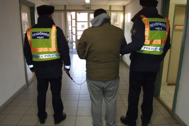 Kétszeres fegyveres rablót kaptak el Szolnokon