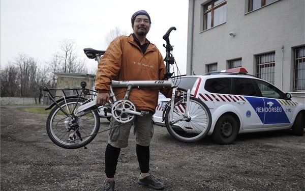 Megtalálták a japán világutazó ellopott kerékpárját 