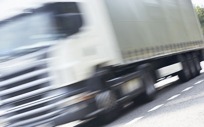 Menetiránnyal szemben közlekedett egy magyar kamionos a Milánó-Genova autósztrádán
