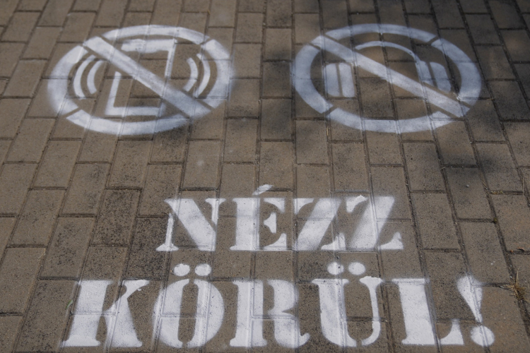 MÁV: figyelmeztető piktogramokat festettek a balatoni vasúti átjárókba