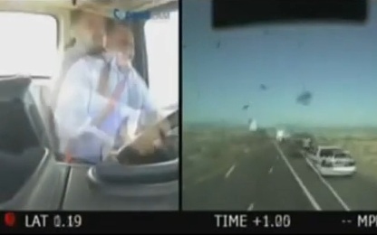 Pikáns fotókat nézegetett vezetés közben (videó)