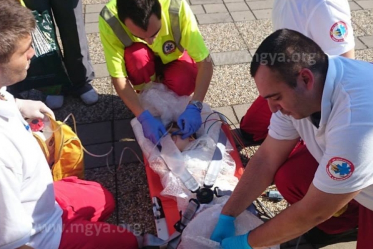 Forró levest rántott magára a konyhában egy 16 hónapos kislány.