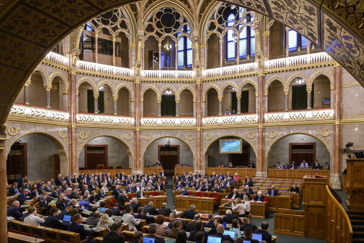 Kétnapos ülésbe kezd a parlament