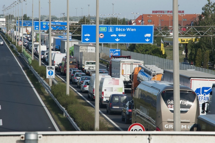 Lassan csökken a torlódás az M1-esen