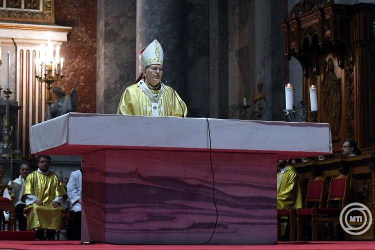 Erdő Péter: Jézus az utolsó vacsorán a végsőkig elmenő szeretet példáját hagyta ránk